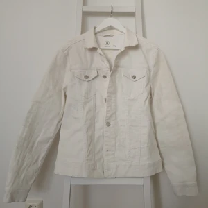  - Emilio, vit jeansjacka.   Kan mötas i Stockholmstrakten alternativt betalar köparen för frakten