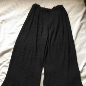  - Svarta vida, plisserade byxor, köpta second hand! Fint fall. Jag har storlek S men passar nog bättre för en M. Gråa på insidan och går att vända ut och in för att byta färg! 