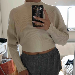  - Beige tröja som smalnar av i underarmen. Så fin men känner bara att jag inte passar i den. Något knottrig, som syns i bild nr 3, men går lätt bort med hjälp av tex rakblad. Superfin till sommaren, över en klänning när det är lite kyligare. 