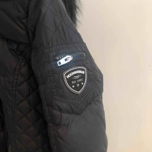  - Jätte fin vinterjacka, med tillköpt extra äkta päls, använd 1 vinter, fin passform. Längd till knäna ungefär. 