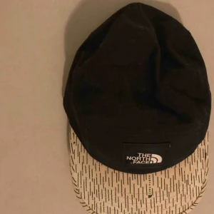  - 5-panel från The north face. Relativt använd, men ändå bra skick! Möts upp i Stockholm, annars står köparen för frakt :) 
