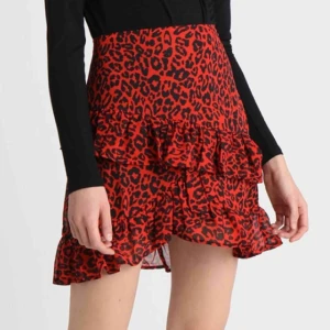  - Cool kjol från Bikbok som jag endast har haft på mig en gång. Frakt på 39kr tillkommer.