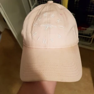  - Väldigt snygg defend paris keps i snygg färg. Funkar perfekt till soliga dagar och är en dad-cap som passar allas huvuden. 