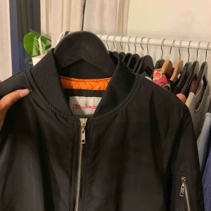  - Svart längre bomberjacka.  Nypris: 900kr Använd fåtal gånger. Mycket fint skick, inga slitningar. 