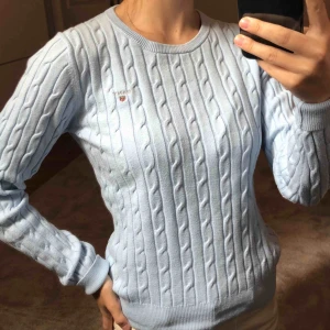  - Ord pris: 999:- Kabelstickad tröja från Gant i en ljusblå färg.  Meddela vid intresse av fler bilder eller ang pris!  Kram! 