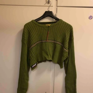  - croppad tröja från unif Aldrig använd  Originalpris 800kr  Endast Swish och frakt ingår