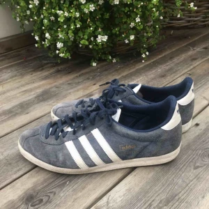  - Adidas Gazelle skor, blå.