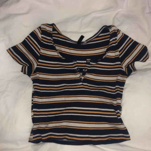  - Randig croptop med knappar vid bysten 