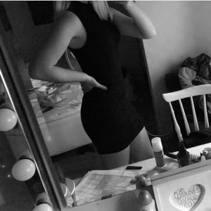 Svart ribbad polo klänning - Svart ribbad klänning med polo krage  Frakten ingår i priset!