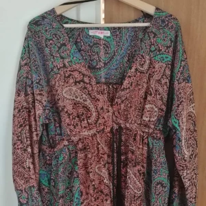  - Fin och annorlunda mönstrad klänning i stl 42 från HMs Against aids kollektion. Obetydligt använd. Djur finns i hemmet. Kan skickas mot att köparen står för frakten. 