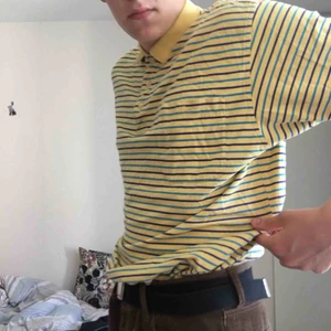  - As cool retro gant piké som jag köpte på stadsmissionen för ett tag sen. Den e gul med ljusblåa och mörkblåa ränder. Perfekt att ha nu i sommar. Möts helst upp i stockholm