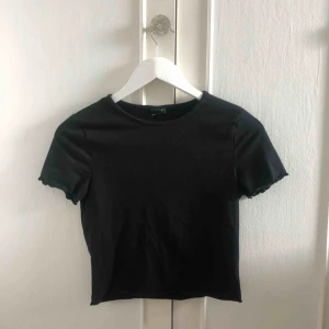  - Gullig t-shirt med volangdetaljer på ärmarna och vid nederkanten.