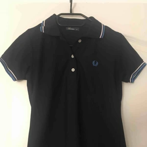  - Fred Perry skjorta, ej äkta dock men väldigt lik. Jättefin passform.