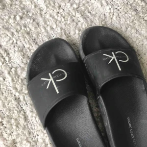  - Äkta ck tofflor köpa på ck butiken i new york för 40 dollar. Tvättar vid köp!! Har gått sönder på sidan men har limmat det så det syns inte