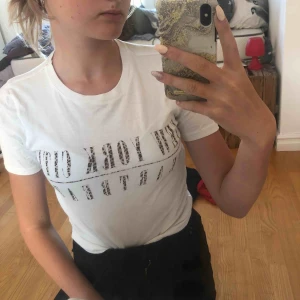  - T-shirt från gina Frakt tillkommer