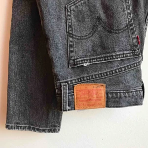  - Säljer ett par supersnygga 501:or från Levis. De är bara använda 3 gånger och är i nytt skick. Säljs pga för stora för mig. Köptes i USA i maj för 99$, alltså omkring 1000 kr.