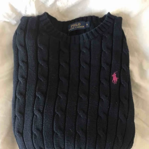  - Stickad Ralph Lauren tröja. Bra skick (på sista bilden har det samlats lite damm på tröjan det är därför den ser smutsig ut). 💕