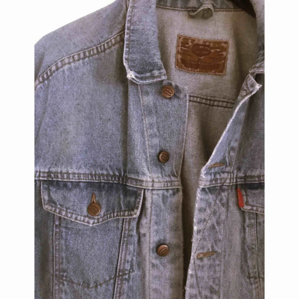 Vintage jeansjacka från Crocker.  På bilden ser ni mig som vanligtvis har strl S . Jackor.