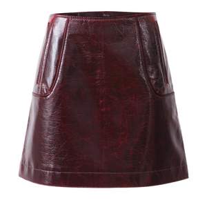 Lackad kort kjol i mörkrött fuskläder från H&M Studio AW19. strl 34 / XS. Fint skick.