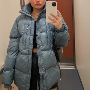 Puffer jacket - Super duper snygg puffer jacket som passar perfekt inför vintern❄️❄️ Aldrig använt den så den är helt ny med tag kvar, säljer den då den inte riktigt var i min stil🥺
