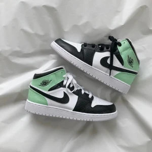 Mintgröna custom jordans 1 mid. 🌿 - Säljer 5 par mintgröna jordans på min instagram, Stainscustoms. Har budgivning så alla par finns kvar och det är bara att höra av sig i dm för att få veta vad buden ligger på. ☺️💞