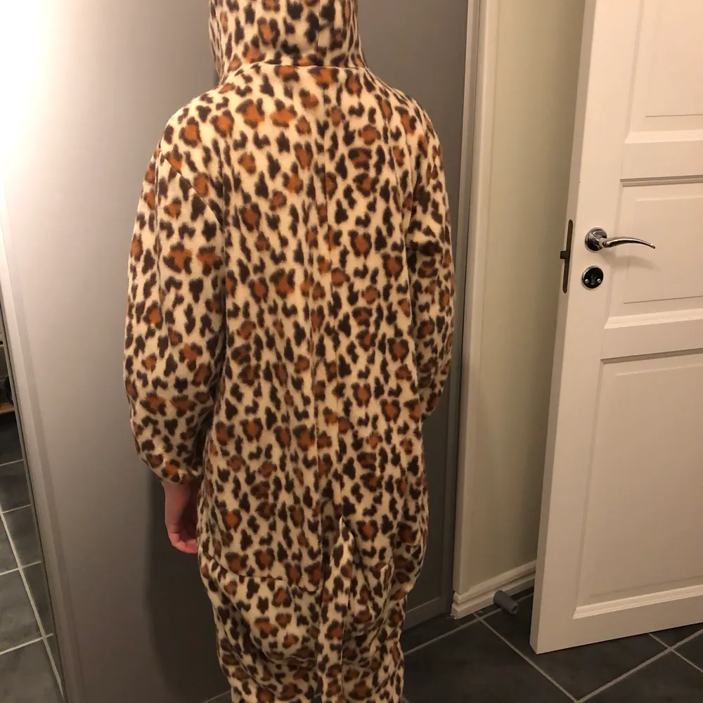 Superfin leopard dräkt, står ingen storlek men skulle gissa på 9-10år. Använd någon enstaka gång så i superfint skick. 150kr inkl frakt.. Övrigt.