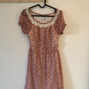 Blommig klänning - Klänning från Vero Moda, strl M. Använd 1 gång. Köparen står för frakt!