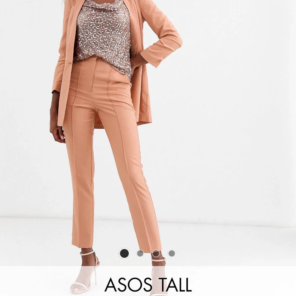 Kostymbyxor från ASOS tall. Storlek 38. Säljs pga för stora. Färgen är mer rättvis på ASOS egna bilder. Använda ca 3 gånger. . Jeans & Byxor.