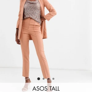 Kostymbyxor - Kostymbyxor från ASOS tall. Storlek 38. Säljs pga för stora. Färgen är mer rättvis på ASOS egna bilder. Använda ca 3 gånger. 
