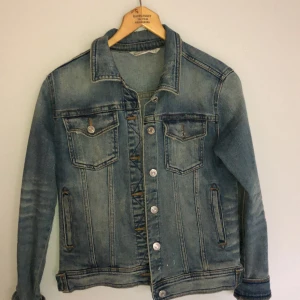 Zara jeansjacka storlek S - Så mysig vår-jeansjacka som passar till allt! Använd några få gånger men ser nästintill helt ny ut. Det vita på jackan är bara smuts, går bort i tvätten😎🤞🏽 
