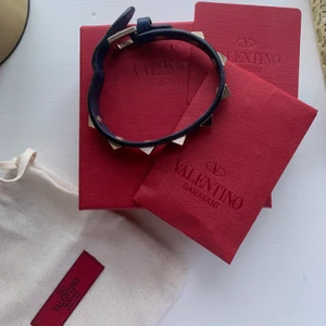 Valentino armband - INTRESSEKOLL! Armband från valentino, blått med guldiga nitar. Nyskick, allt på bilden ingår! ☺️ Högsta bud 1700 