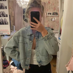 Zara - Jeans jacka som är kroppad. Vintage stuk. Storlek M. Säljer för jag inte får användning för den.