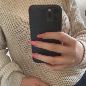 Stickad tröja - Säljer en beige stickad tröja från Boohoo. Knappt använd men köpt billigt därav billigt pris. 