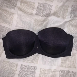 Bh 70D - Säljer en bh i 70D, axelbandslös! Knappt använd. Liten detalj mellan byglarna. 30kr+ frakt