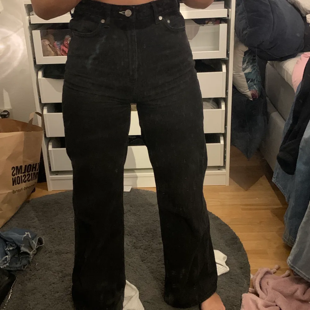 Populära Ace-jeansen från weekday!! Strl 25/32 och passar perfekt i längen för mig som är 168.  Obs (fläckig spegel inte på byxorna!!!). Jeans & Byxor.