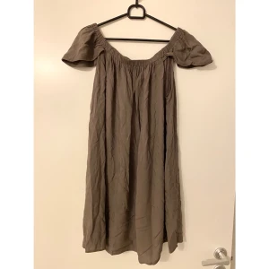 Off Shoulder dress - Klänning i fint skick stl S 
