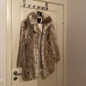 Fuskpäls storlek 36 - Bra skick, använd bara några gånger!