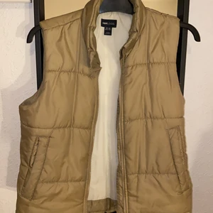 Väst - Beige väst i stl 158 men sitter som xs.