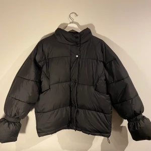 Svart puffer jacka strl 36 - Svart oversized puffer jacka i storlek 36. Använd ett fåtalgånger och köpt från NA-KD i vintras. Ordinarie pris 799kr men säljs för 299kr + frakt.