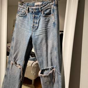 Jag säljer mina favorit jeans från ”And Other Stories”, säljer dessa pgr av att de blivit för små. Den perfekta blåa färgen med slitningar på knäna, de är i storlek 27 och använda fåtal gånger. Köpta för 700kr. Köparen står för frakten.❣️ går att buda 