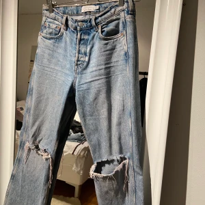 Jeans med hål - Jag säljer mina favorit jeans från ”And Other Stories”, säljer dessa pgr av att de blivit för små. Den perfekta blåa färgen med slitningar på knäna, de är i storlek 27 och använda fåtal gånger. Köpta för 700kr. Köparen står för frakten.❣️ går att buda 