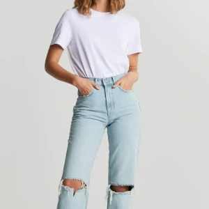 Gina Jeans med hål - Säljer mina populära Gina jeans med knähål! Storlek 34 och fint skick! Fraktas! Buda!