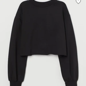 Svart croppad tröja - Croppad avklippt tröja. Mysigt material. Nypris 149, aldrig använd. Passar även S, du står för frakten