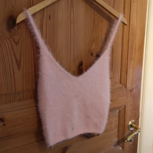 Fuzzy topp - Rosa linne i "fuzzy" tyg. Från forever 21 och väldigt lite använt. Storlek S