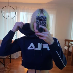 FILA - Mysset med croppad huvtröja och joggers, mjukisbyxor. Mörkblå i nyskick 🤗