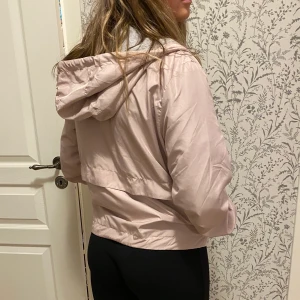 Vindjacka  - Smutsrosa vindjacka som bara är använd en gång. Tveka inte på att höra av dig om du har några funderingar eller är intresserad  💗💗😗