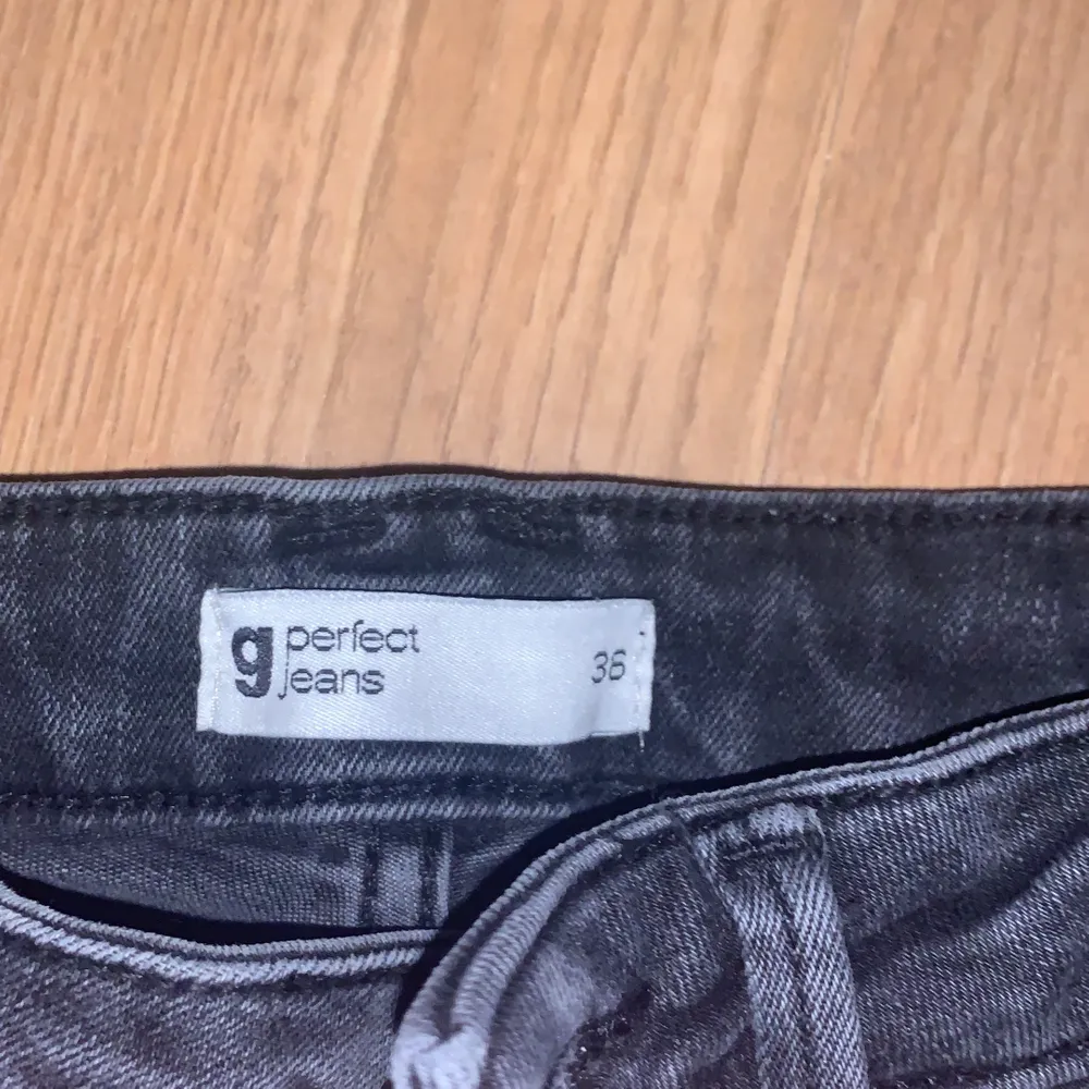 Väldigt onödigt köp av mig, kostade 500kr och har använt de Max 5 ggr. De verkar inte säljas längre i Gina vad jag märkt. Ganska stretchiga, skulle säga att de passar Xs-S. (Första bilden är ej min). Jeans & Byxor.