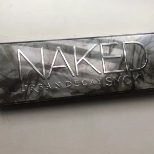 Urban Decay Naked Smokey palette - Använd 2-3 gånger, jätte fint skick! GRATIS FRAKT! Ansvarar ej för postens slarv. 