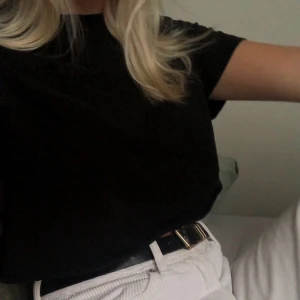 Croppad t-shirt  - Är osäker på märket, har används litegrann men är fortfarande i bra skick 💖