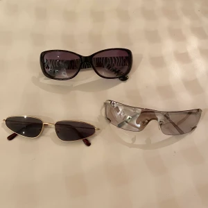 Glajor - 90’s y2k glajor<33                                                     TVÅ SÅLDA. kvar: Zebraglasögonen: 50 kr